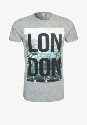 Grijs katoenen t-shirt met een grote zwart-witte "LONDON" opdruk, met daaronder een fotocollage van de stad. Korte mouwen, ronde hals.