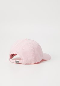Boné de basebol rosa em algodão com visor curvado, fecho de metal ajustável na parte de trás e ilhós costurados para ventilação.