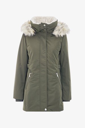 Parka vert olive avec une fermeture éclair à l'avant, deux poches zippées et une capuche bordée de fausse fourrure. Dotée d'un intérieur doux et doublé.