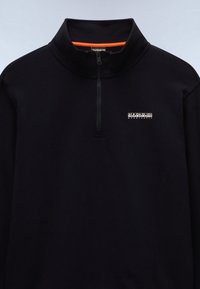 Černý dlouhý rukáv pulovru s čtvrt zips a logem "Napapijri geographic" na levé straně hrudi a oranžovým vnitřním límcem.