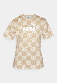 Beige mønstre t-skjorte med kort erme og blokkmønster, med en hvit "PUMA" logo og teksturerte elementer i et lett materiale.