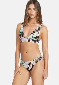 Dvojdielne bikini z elastického materiálu, s čiernym pozadím a farebnými kvetinovými vzormi. Výstrih do V s širokými ramienkami.