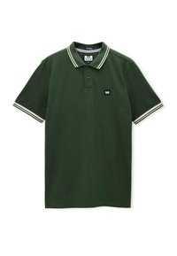 Polo verde scuro con colletto e polsini a righe bianche, patta a due bottoni e piccolo logo rettangolare sul petto.