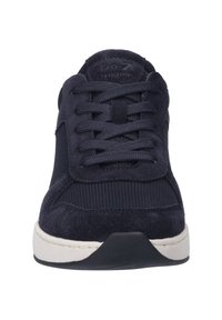 Navy Sneaker aus einer Kombination von Wildleder und Mesh-Materialien. Abgerundete Zehenpartie, strukturierte Seiten und weiße Gummisohle mit geschwungenem Design.