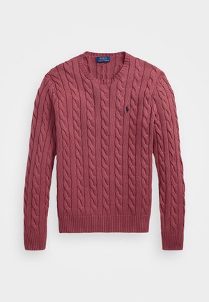 Pull en tricot torsadé de couleur rose, avec un col, des poignets et un ourlet côtelés, et un petit logo sur la poitrine. Texture douce et design classique.