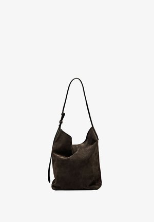 Donkerbruin suède schoudertas met een zachte, gestructureerde oppervlakte. Voorzien van een enkele verstelbare schouderriem en een asymmetrische opening aan de bovenkant.