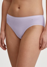 Lila katoenmix bikini slipjes met een gladde textuur, brede tailleband en minimalistisch logo-detail aan de voorkant links.