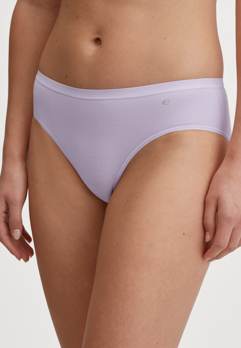 Lila katoenmix bikini slipjes met een gladde textuur, brede tailleband en minimalistisch logo-detail aan de voorkant links.