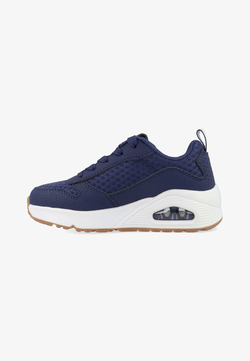 Zapatilla deportiva azul marino con parte superior de malla, cordones y mediopie blanco. Cuenta con una unidad de amortiguación de aire visible y una suela de goma.