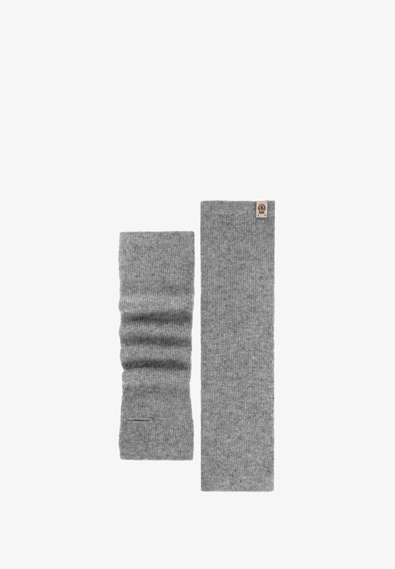 Zwei graue gestrickte Armwärmer, einer gerafft und einer flach, mit einem kleinen Stoffetikett auf einem schlichten weißen Hintergrund.