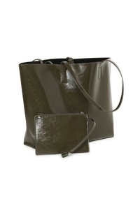 Sac fourre-tout brillant en vert foncé avec des poignées plates et une petite pochette assortie. Texture lisse, forme rectangulaire, détails de couture subtils.