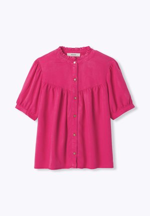 Blouse rose vif à manches courtes bouffantes, col rond froncé et fermeture à pression devant.