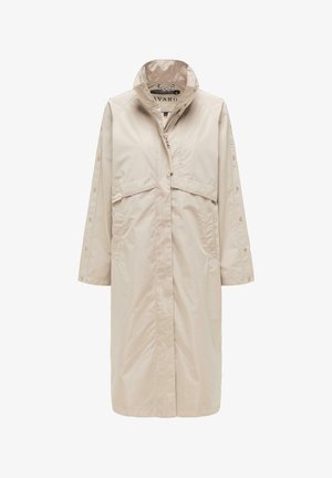Trench lungo beige con colletto alto, cerniera e bottoni a pressione, due tasche frontali con patta e maniche staccabili con chiusura a bottoni.