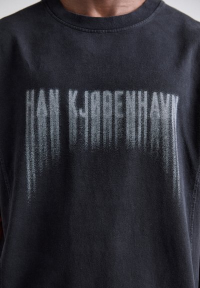 Han Kjøbenhavn FADED LOGO BOXY TEE - T-shirts med print - black
