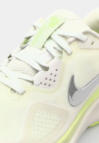Nike Performance STRUCTURE 26 - Løpesko for vei - summit white/chrome/barely volt/sail/pure platinum/volt
