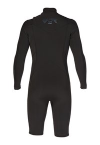 Traje de neopreno negro con mangas largas, diseño ajustado, textura suave y cuello alto. Presenta un logo en la parte superior de la espalda y costuras reforzadas.