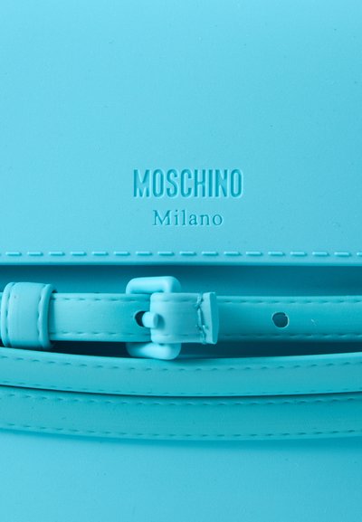 Αξεσουάρ από δέρμα Blue Moschino Milano με ραμμένα άκρα και ρυθμιζόμενο λουράκι με λεπτομέρεια αγκράφας.
