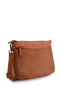 Brun læder crossbody taske med vævet tekstur, flad lynlåslomme, justerbar rem og glat øverste sektion. Kompakt og rektangulær form.