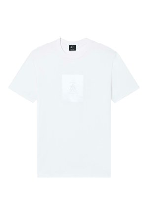 T-shirt bianca a maniche corte con scollo rotondo e logo Armani Exchange sottile stampato in un quadrato chiaro sul petto.
