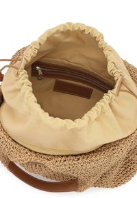 Sac en paille tissée avec un intérieur en tissu beige, fermeture par cordon et une poche zippée. Dispose de poignées en cuir marron pour un soutien supplémentaire.