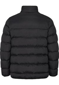 Giacca a puffer nera con colletto rialzato, caratterizzata da un design trapuntato e polsini a coste. Finitura morbida e lucida con cuciture orizzontali.