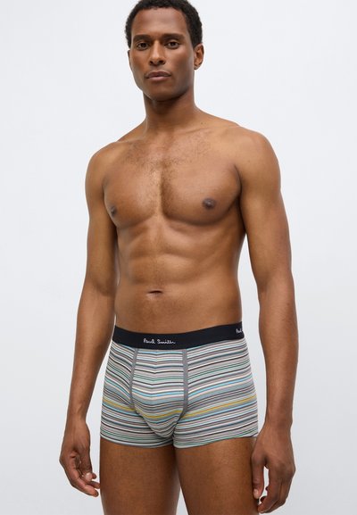 Boxers à rayures avec une ceinture noire arborant le logo "Paul Smith". Couleurs incluant bleu, gris, jaune et vert. Tissu doux et extensible.