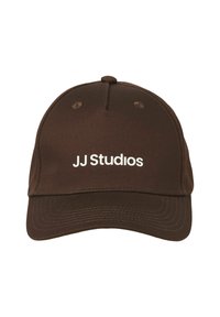 Rjava bejzbolska kapa iz tkanine s ukrivljenim robom. Na sprednji strani ima belo "JJ Studios" logotip in šivane detajle.
