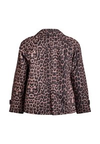 Veste en imprimé léopard avec finition satinée, dotée d'un col et de manches trois-quarts. La palette de couleurs comprend des nuances de brun et de noir.