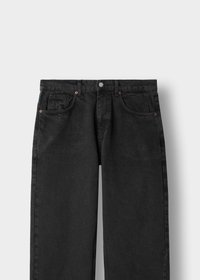 Svarte denimjeans med frontlommer, beltehemper og metallknappelukking, vist mot en enkel lys bakgrunn.