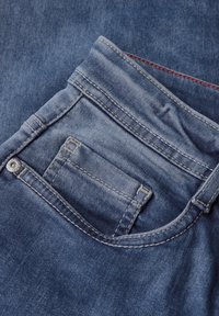 Modré džíny z denimu s malou zadní kapsou, viditelným prošíváním v žluté a červené nitce a texturovaným povrchem.