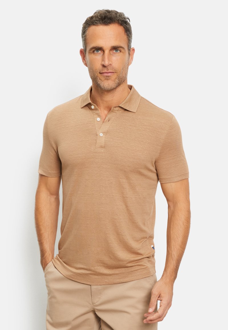 Korte mouwen polo shirt in licht bruin, gemaakt van zachte stof. Kenmerkt zich door een kraag, drie-knopen knoopsluiting en een subtiel logo aan de zijkant.