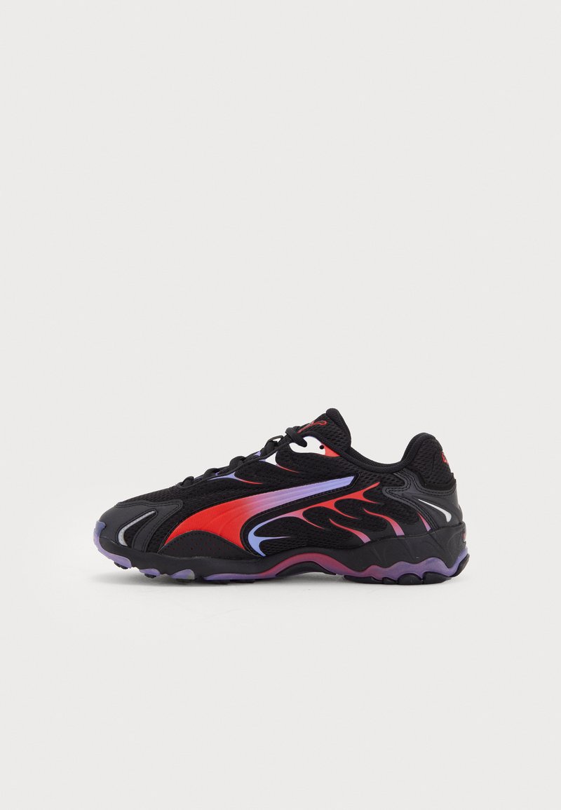 Zapatilla deportiva negra con parte superior de malla, acentos en llamas rojas, detalles morados en la suela y un diseño elegante y redondeado. Cuenta con cierre de cordones.