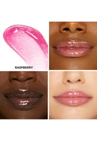 Échantillon de gloss à lèvres rose avec paillettes, lèvres brillantes sur des teintes de peau diverses : une peau foncée avec une brillance claire, deux peaux claires avec une finition rose douce et brillante.