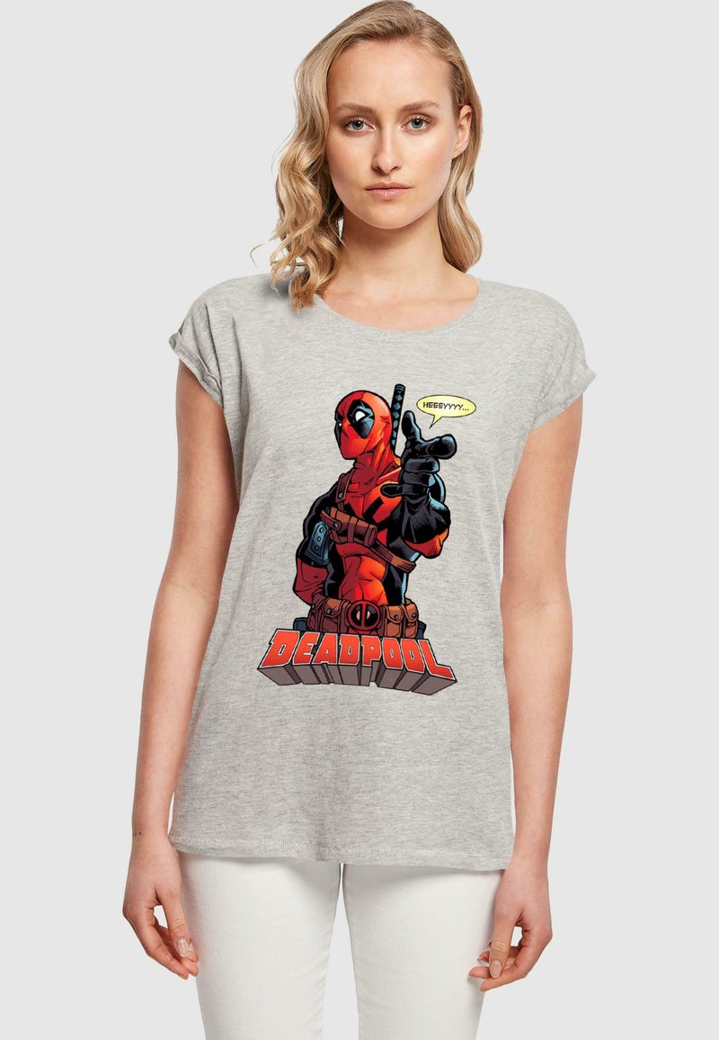 Pilkos spalvos trumpomis rankovėmis marškinėliai, ant kurių pavaizduotas didelis Deadpool grafikas su raudonos ir juodos spalvos kostiumo detalėmis, o apačioje užrašas "DEADPOOL".
