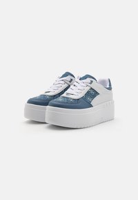 Sneakers platform blu con accenti bianchi, dotati di una tomaia in tessuto testurizzato e chiusura con lacci. Suola spessa con dettaglio del marchio.