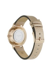 Ronde roségouden horloge met een gestructureerde beige leren band, roestvrijstalen achterkant en een veilige sluiting. Beschikt over duidelijke uurmarkeringen.