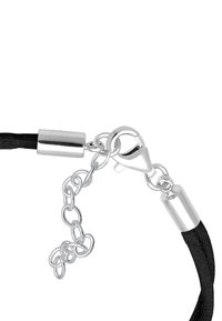 Svart vävd rem med silverfärgade metallaccenter, med en kräftklaff och en dekorativ kedjelänkdetalj. Slät textur genom hela remmen.