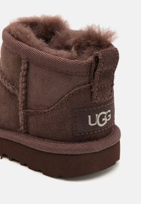 UGG CLASSIC ULTRA MINI UNISEX - Botines - burnt cedar
