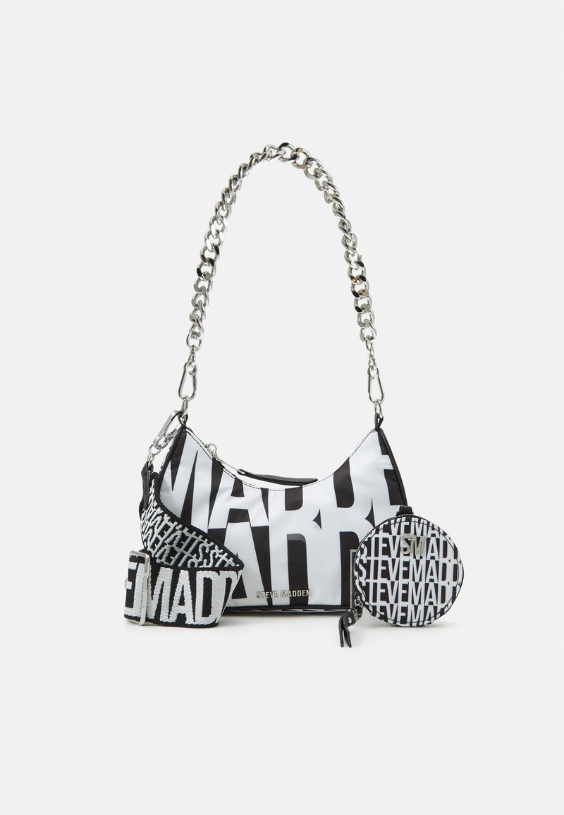 Sac à main Steve Madden noir et blanc avec grand logo imprimé, bandoulière chaîne amovible, bandoulière en tissu et porte-monnaie rond avec fermeture éclair.