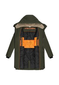 Žalias išorinis parka su dirbtiniu kailiu apvadui. Viduje yra juodas ir oranžinis pamušalas, užtrauktuko kišenės ir prekės ženklo logotipas ant apykaklės.
