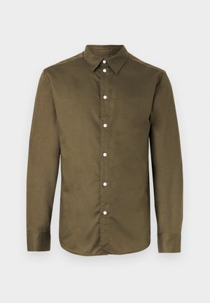 Camisa de manga larga verde oliva con botones al frente, cuello puntiagudo y botones blancos.