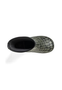 Zelená gumová bota se vzorem krokodýlí kůže, zaoblenou špičkou a černým interiérem. Hladký povrch, lehká konstrukce pro pohodlí.