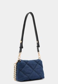 Geantă de umăr din denim cu breteaua din piele neagră, textură matlasată, formă rectangulară, accente din metal aurit, design compact, culoare albastru închis.