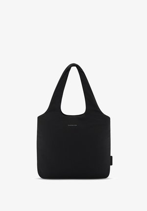 Bolsa tote negra con una textura sintética suave, correa ancha para el hombro y un diseño minimalista que presenta un pequeño logotipo en el centro.