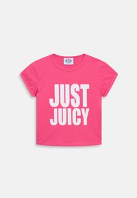 Růžové tričko s krátkým rukávem vyrobené z bavlny, s velkým bílým nápisem "JUST JUICY" na přední straně.