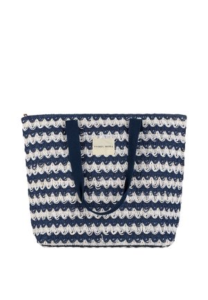 Bolso tote de ganchillo azul marino y blanco con dos asas azul marino y una etiqueta rectangular en el centro frontal que dice "Ysabel Mora".