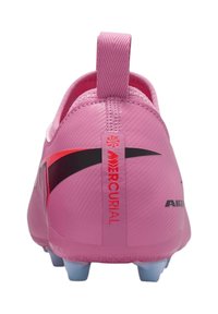 Botín de fútbol rosa con el swoosh de Nike en negro y rojo, texto "MERCURIAL" en la lengüeta del talón y tacos azul claro en la suela.