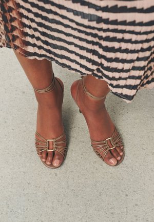 Next, REGULAR FIT - N.PREMIUM STRAPPY HARDWARE SANDALS . - Højhælede sandaletter / Højhælede sandaler - tan brown