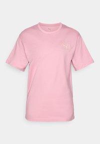 Helle rosa Baumwoll-T-Shirt mit kurzen Ärmeln und rundem Ausschnitt. Verfügt über ein dezentes Puma-Logo und den Text "Puma Athletics" in Creme.