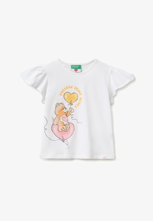 Weißes Kurzarmhemd mit Puffärmeln, mit einem Bären, der gelbe und rosa herzförmige Luftballons hält, und dem Text „Folge deinem Herzen.“